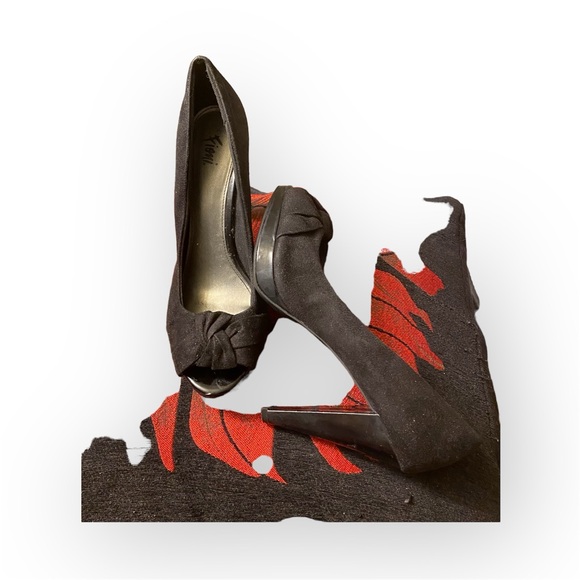 Fiona 4”in heels black
#N038 - Picture 2 of 3